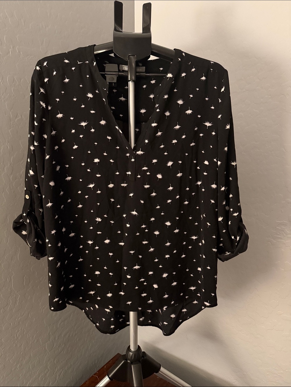 Daniel Rainn Black Printed V-Neck Roll-Tab Sleeve Blouse (XL)
